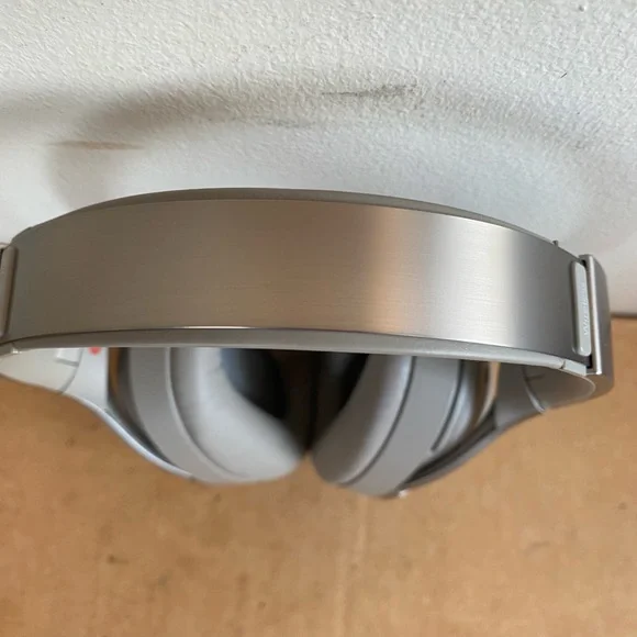 Sony WH-1000XM2 Wireless Headphones - Picture 8 of 9